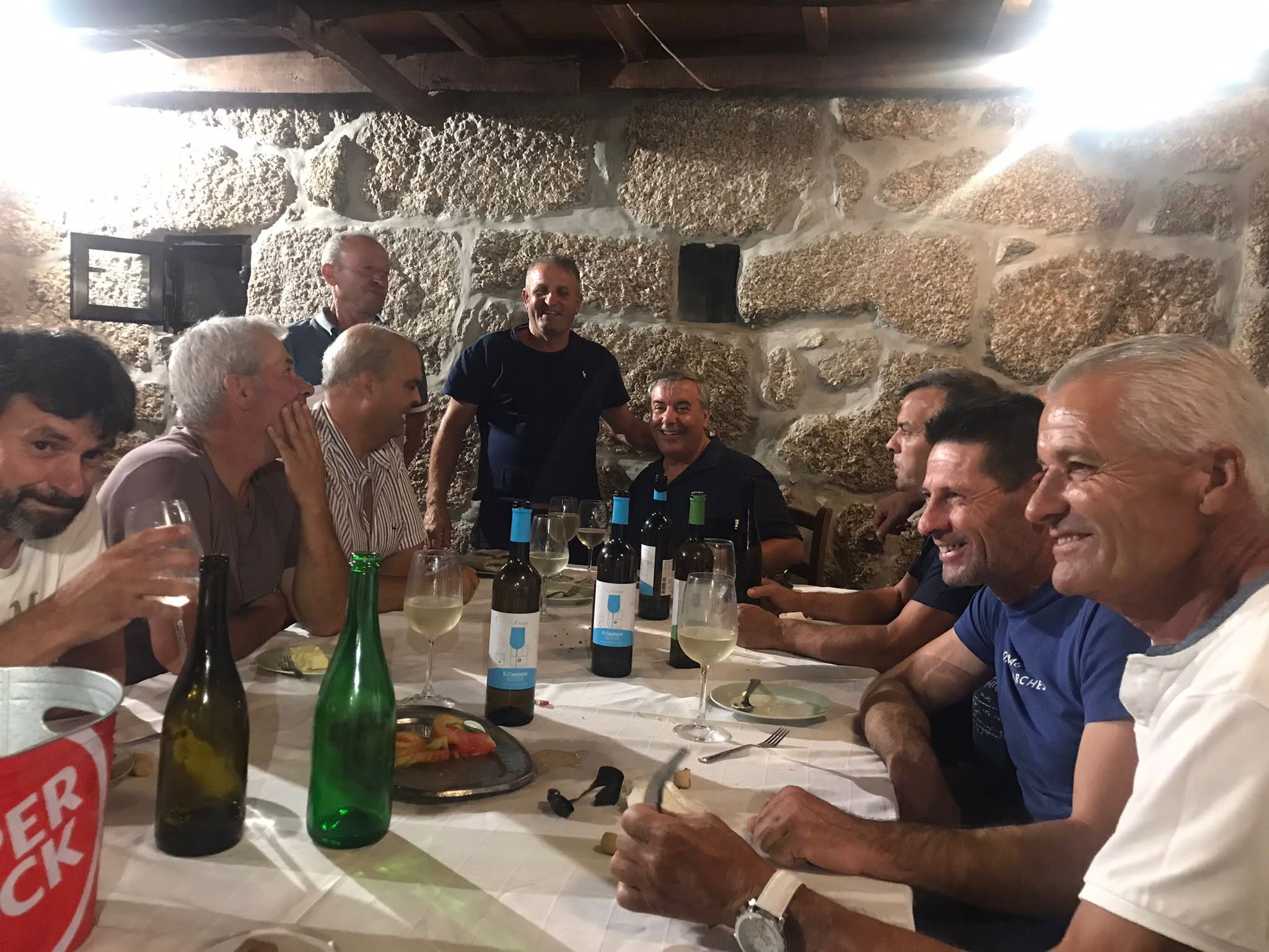 Grupo de clientes reunido à mesa na Casa da Céu